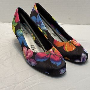 Angel Flex Black Vibrant Colors Tropical Floral Heels Closed Toe Pumps Size 5.5M